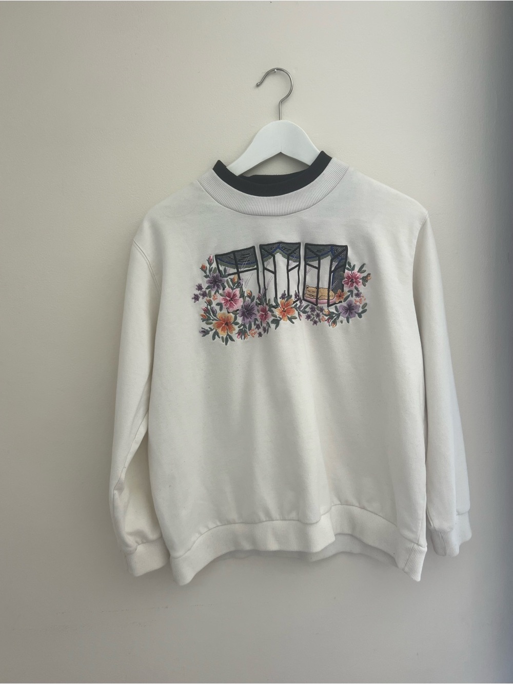 Vintage White Floral Screen-Print Cozy Sweatshirt